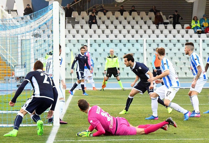 Parolo faz gol pelo Lazio, observado por Felipe Anderson, ao fundo (Foto: EFE/EPA/CLAUDIO LATTANZIO)