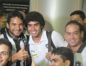 Desembarque Botafogo Maceió Bruno Mendes (Foto: Fred Huber)