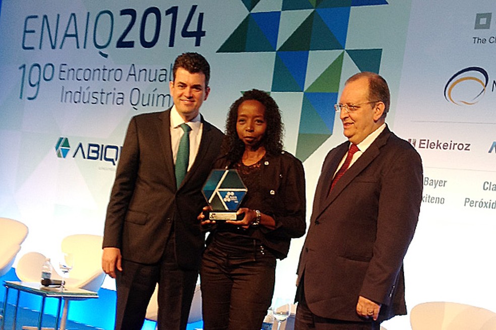 Joana recebe o prêmio Kurt Politizer, da Abquim, em 2014 (Foto: Assessoria de imprensa ETEC)