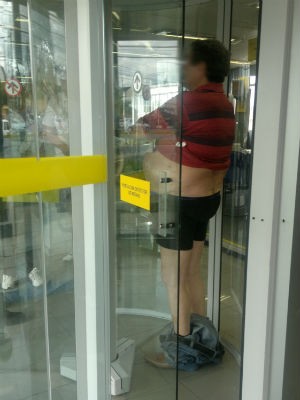 Cliente se irrita a abaixa as calças em porta giratória de banco (Foto: Oswaldo Eustaquio)