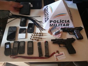 Pistolas foram apreendidas em uma mala na Vila Tiradentes (Foto: Divulgação/PM)