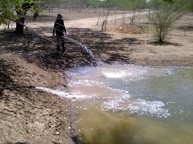 Furto de água da adutora de Tabocas foi identificado em Santa Cruz do Capibaribe (Foto: Divulgação/Compesa)