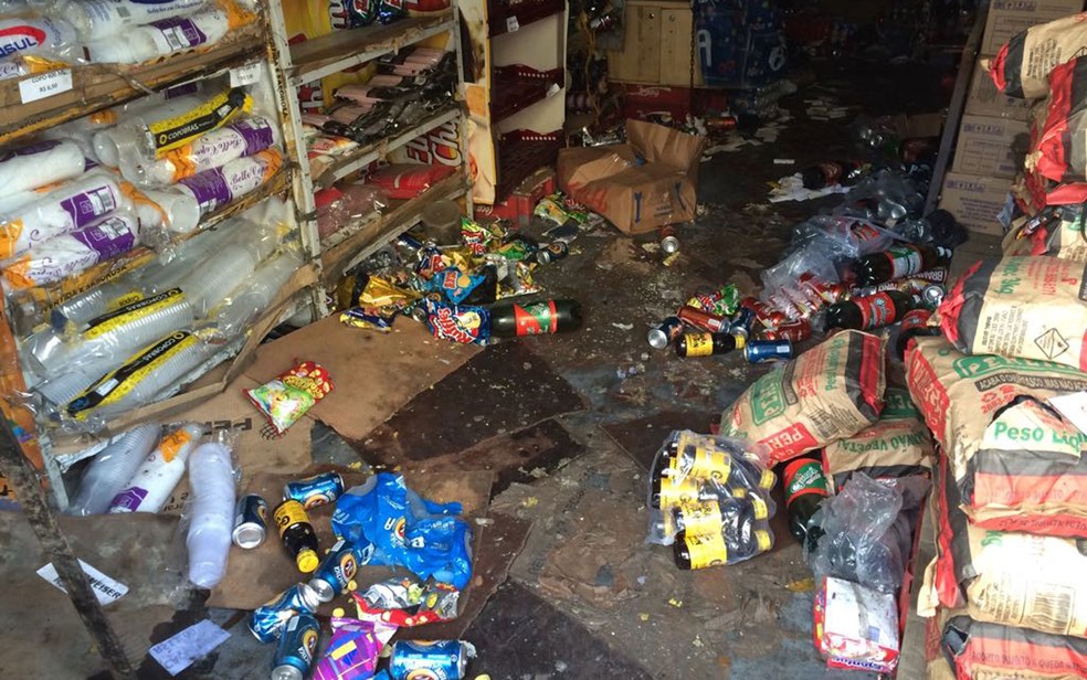 Criminosos acrrombaram diversos estabelecimentos na Rua Senador Pompeu (Foto: Cristina Boeckel / G1)