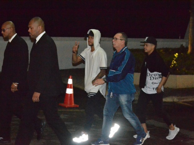 Neymar em hotel na Zona Sul do Rio (Foto: Webert Belicio/ Ag. News)