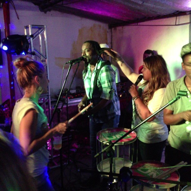 Preta Gil canta na festa de Fernanda Paes Leme (Foto: Reprodução/Instagram)