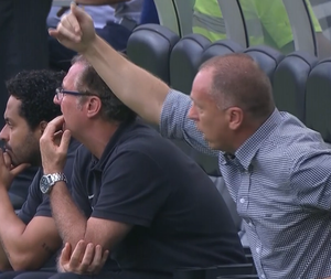 Mano Menezes chama árbitro ao ser expulso contra o Fluminense (Foto: Reprodução SporTV)