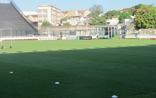 Gramado São Januário Vasco (Foto: André Casado / GLOBOESPORTE.COM)