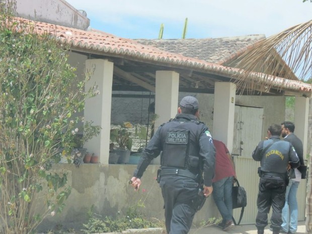 Policiais cumpriram mandado de busca e apreensão na cas do ex-prefeito de Tenente Laurentino Cruz  (Foto: Marcos Dantas/Blog do Marcos Dantas )
