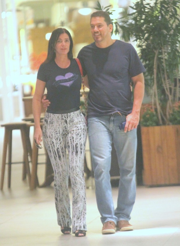 EGO Luma de Oliveira passeia com o namorado em shopping do Rio notícias de Famosos EGO Luma de Oliveira passeia com o namorado em shopping do Rio notícias de Famosos