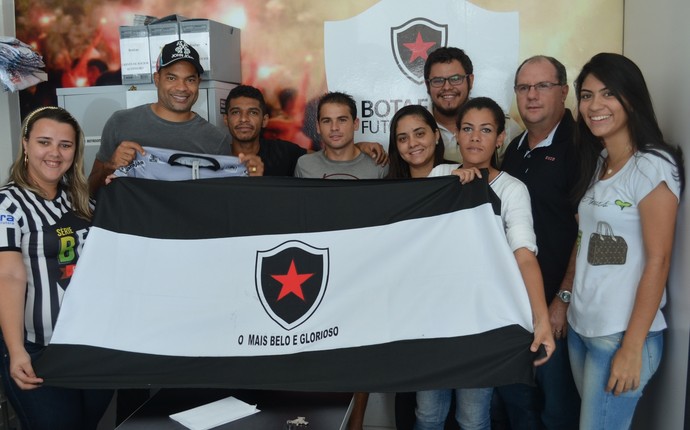 Encontro de torcedores com parte do elenco do Botafogo-PB, na loja oficial do clube (Foto: Amauri Aquino / GloboEsporte.com/pb)