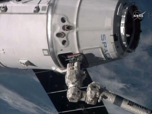 Momento em que a nave SpaceX se acopla na Estação Espacial Internacional (Foto: Reprodução/Nasa)