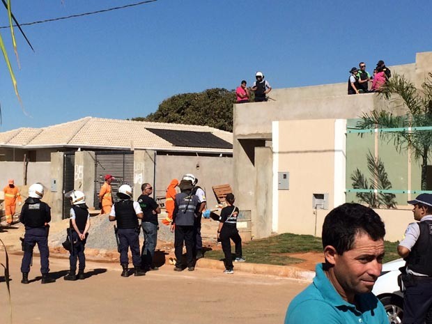 Policiais e agentes da Agefis conversas com moradores durante operação para derrubada de casas em área irregular em Vicente Pires (Foto: Gabriel Luiz/G1) Policiais e agentes da Agefis conversas com moradores durante operação para derrubada de casas em área irregular em Vicente Pires (Foto: Gabriel Luiz/G1)