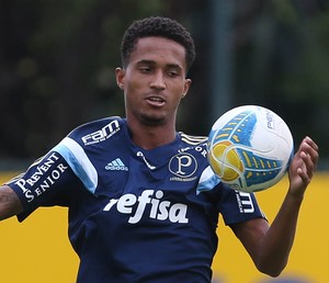 Com elenco cheio, Palmeiras empresta volantes revelados pelo clube