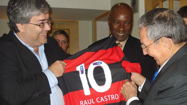 Presidente Raul Castro recebe a camisa 10 do Flamengo (Foto: Divulgação)