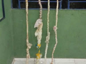 Presos montaram cordas artesanais para escalar muro (Foto: Divulgação/Sejus)