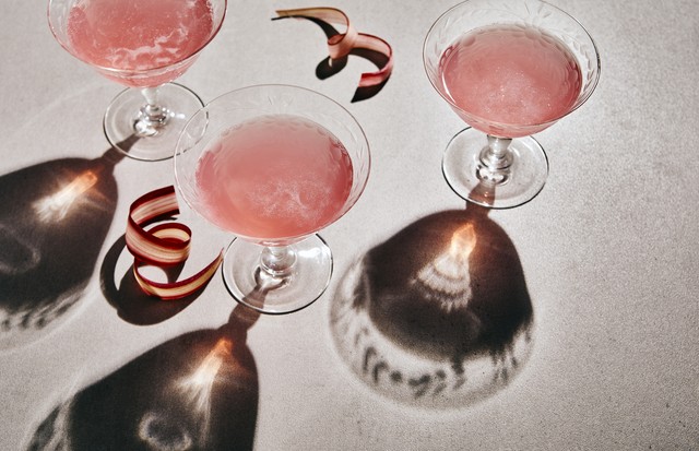 3 glasses of rhubarb sparkling mocktail or wine on grey table with dark shadows (Foto: Getty Images)