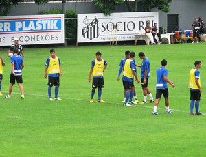 jogadores no treino do Santos (Foto: Marcelo Hazan)