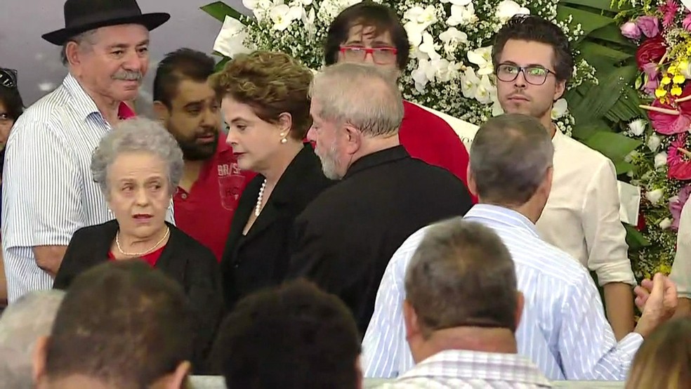 Dilma e a ex-ministra Eleonora com Lula no velório (Foto: reprodução)