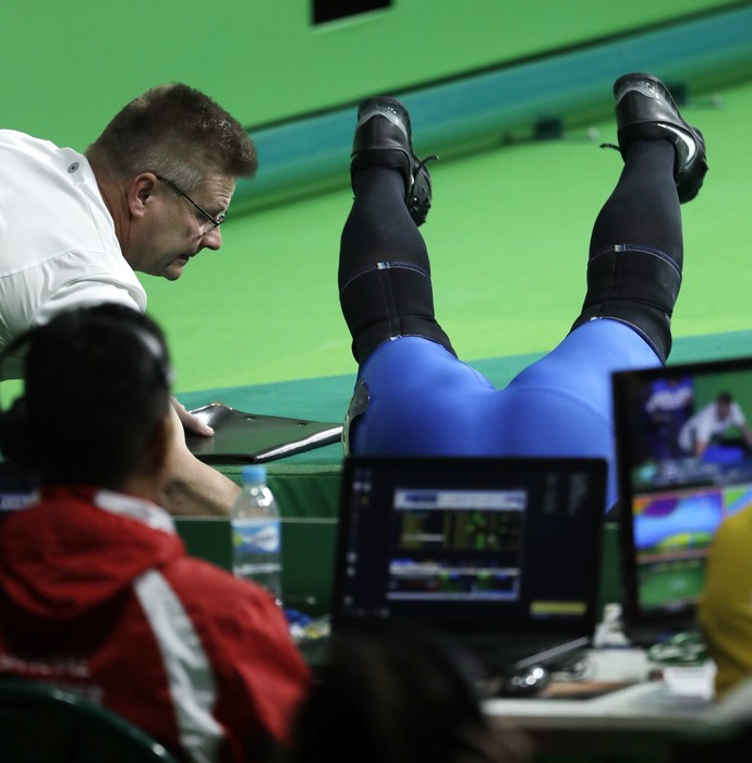 Milko Olavi Tokola, da Finlândia, cai após competir no levantamento de peso (Foto: Mike Groll/AP)
