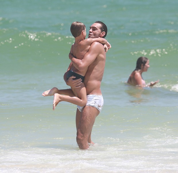 Giba com a mulher, Maria Luiza e o filho, Patrick se divertem na praia da Barra da Tijuca (Foto: Dilson Silva/AgNews) Giba com a mulher, Maria Luiza e o filho, Patrick se divertem na praia da Barra da Tijuca (Foto: Dilson Silva/AgNews)