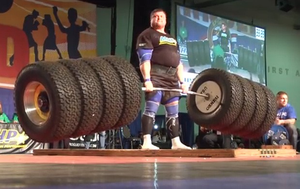 Zydrunas Savickas quebrou o recorde mundial ao erguer 523 kg durante competição nos EUA (Foto: Reprodução/YouTube/Integrated Fitness)