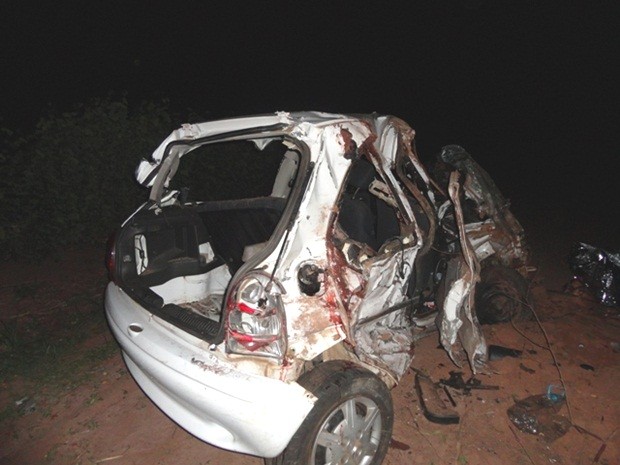 Quatro pessoas que estavam no carro morreram (Foto: Antonio Brito / Rádio Integração FM)