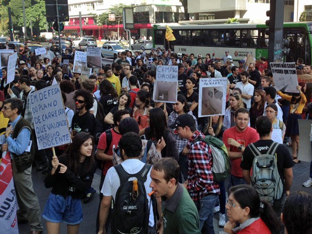 Concentração de manifestantes na frente da sede do Banco Central (Foto: Ana Carolina Moreno/G1)