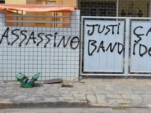 Casa de suspeito de atirar em motorista amanhaeceu pichada, em João Pessoa (Foto: Walter Paparazzo/G1)
