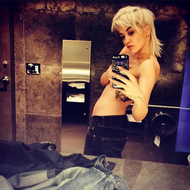 Rita Ora posa para selfie (Foto: Instagram/ Reprodução)