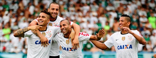 Guerrero Emerson Sheik Ralf comemoram gol Corinthians sobre Guarani (Foto: Rodrigo Villalba/Futura Press)