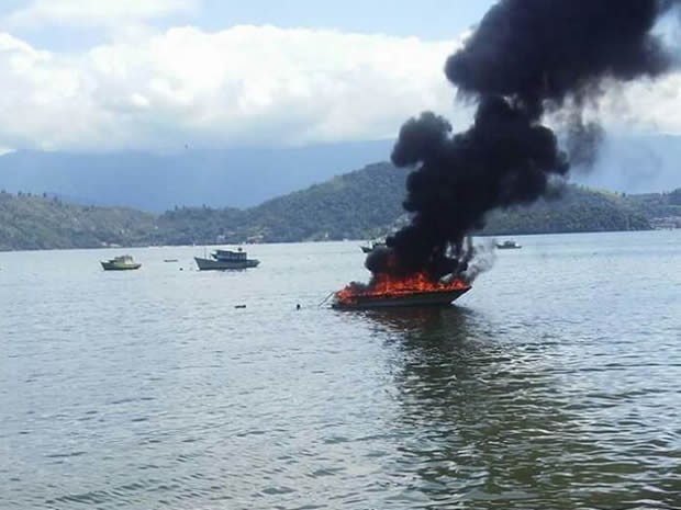 Lancha pega fogo no mar de Angra dos Reis (Foto: Arquivo Pessoal/Vanessa de Souza)