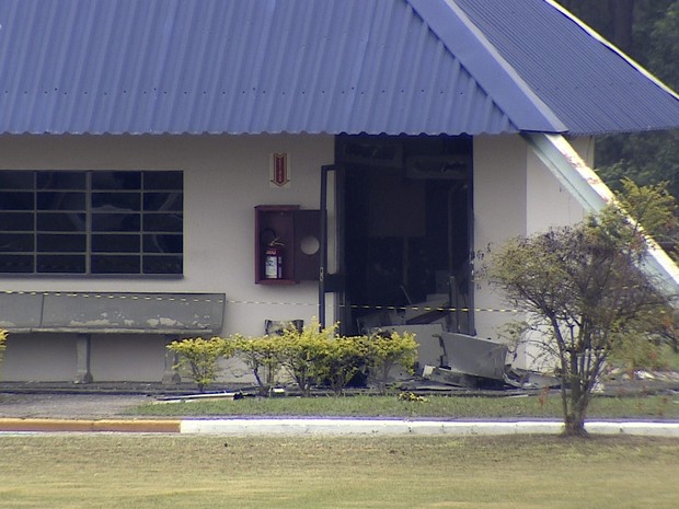 Criminosos explodem caixa eletrônico na Usiminas em Taubaté (Foto: Reprodução/ TV Vanguarda)
