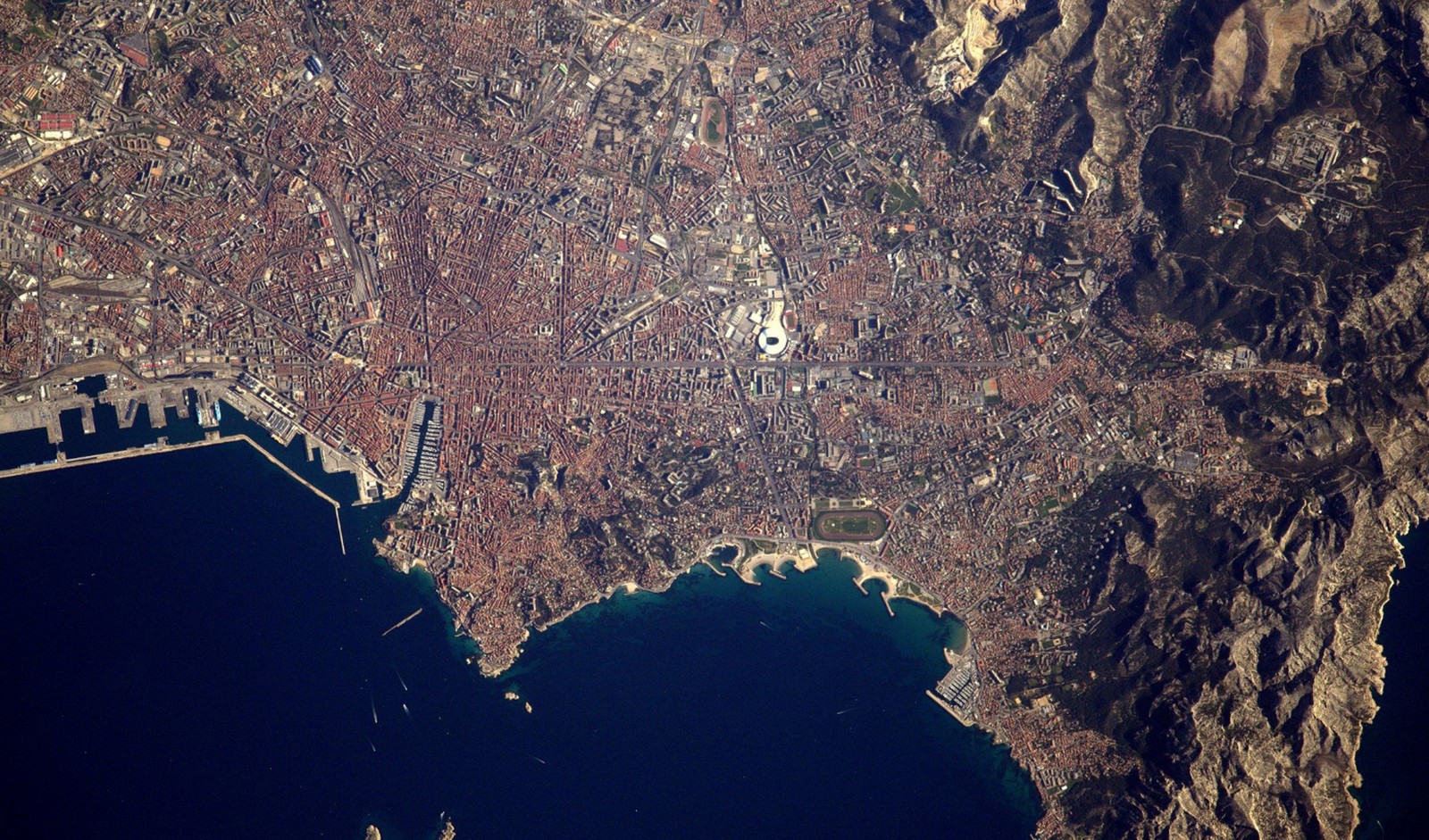 Ele fotografou a cidade de Maselha, na França, e diz que é um de seus destinos favoritos (Foto: Thomas Pesquet/Twitter/@Thom_astro)