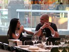 Jogador Adriano almoça com a namorada Renata Fontes