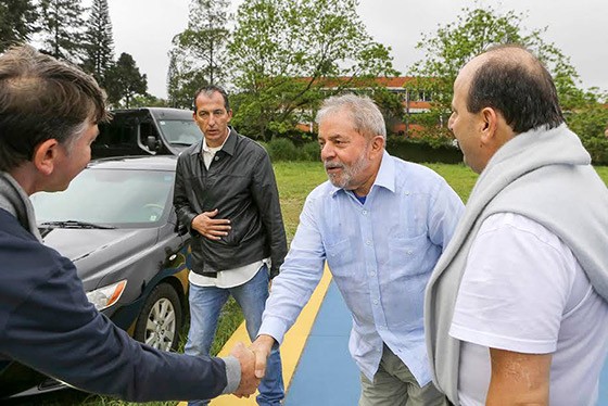 O segurança Rogério Carlos (de jaqueta preta) recebeu 120 diárias para acompanhar Lula a Atibaia (Foto: reprodução)