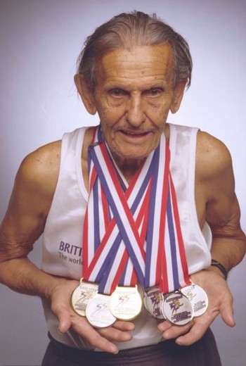 Tuplet e suas medalhas, em foto de 1999 para as lentes de André Arruda, do Globo (Foto: Arquivo)