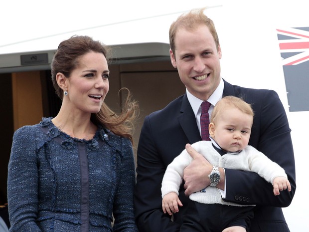 Príncipe William e Kate Middleton com o filho, George, deixam Wellington, na Nova Zelândia (Foto: Anthony Phelps/ Reuters)