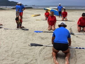 Aula teórica, antes de entrar no mar, é feita na areia (Foto: Orion Pires / G1)