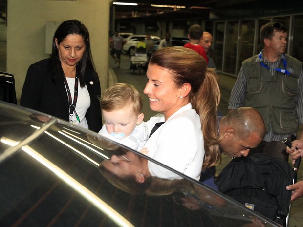 Coleen Rooney com o filho Kai no aeroporto internacional Tom Jobim, na Zona Norte do Rio (Foto: Delson Silva/ Ag. News)
