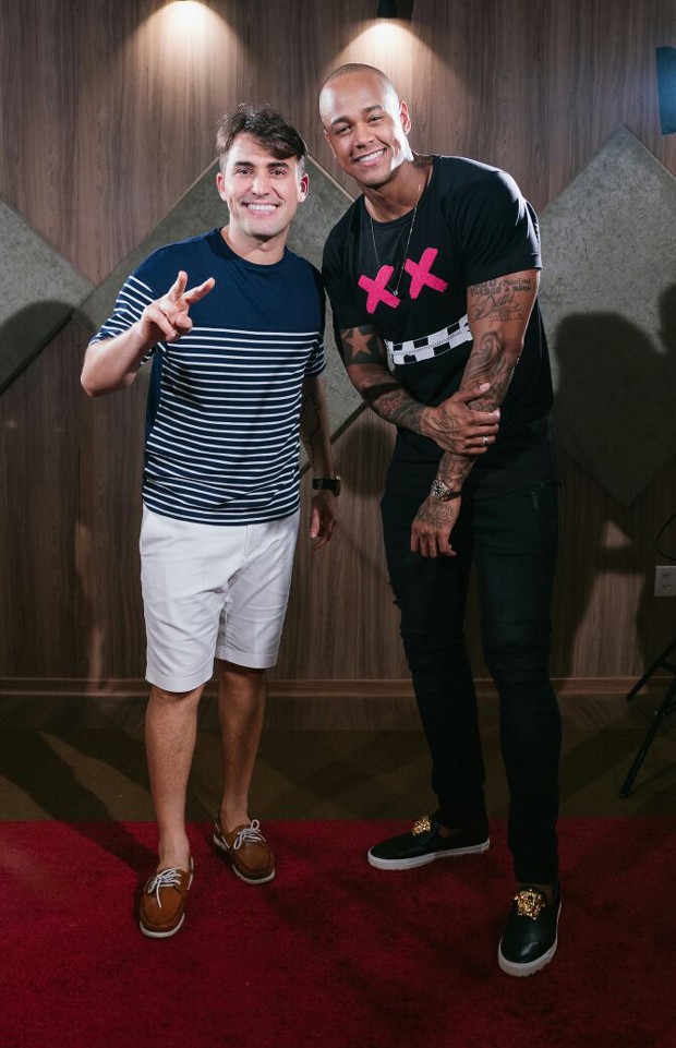 Tayrone e Léo Santana (Foto: Douglas Mendes / Divulgação)