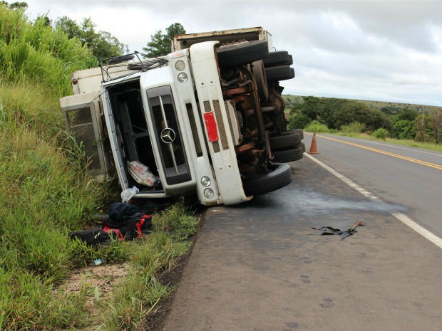 Caminhão carregado iogurte tomba em rodovia Fátima em Dia