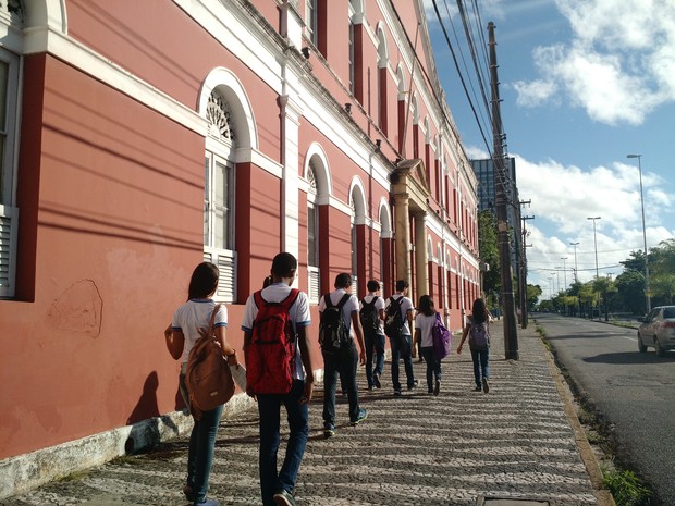 Estudantes chegam ao Ginásio Pernambucano, na área central do Recife (Foto: Penélope Araújo/G1)