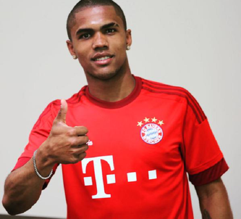 Douglas Costa com a camisa do Bayern de Munique (Foto: Reprodução / Bayern de Munique)