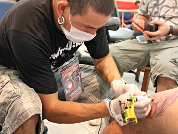 Tatuadores concorrerão por sete categoria no primeiro Tattoo Festival, em Porto Velho (Foto: Halex Frederic/G1)