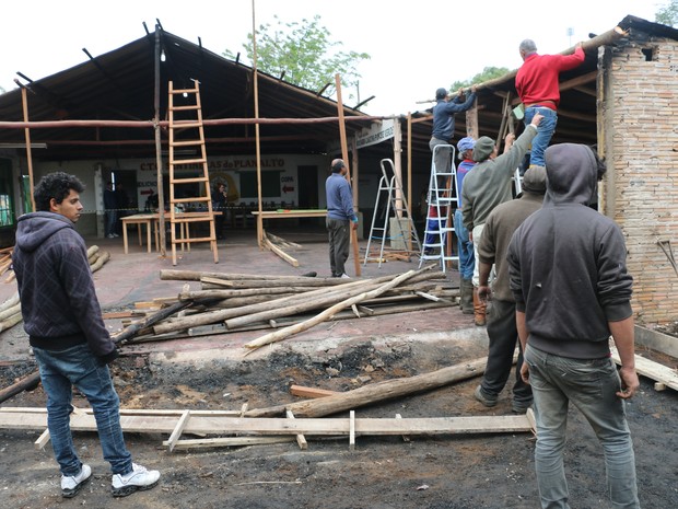 Caso CTG incendiado não seja liberado, cerimônia ocorrerá na rua. (Foto: Estevão Pires/G1) Caso CTG incendiado não seja liberado, cerimônia ocorrerá na rua. (Foto: Estevão Pires/G1)