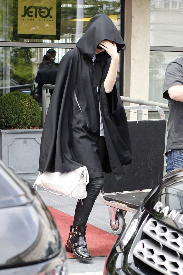 Kendall Jenner se esconde com capa (Foto: Splash News/AKM-GSI)