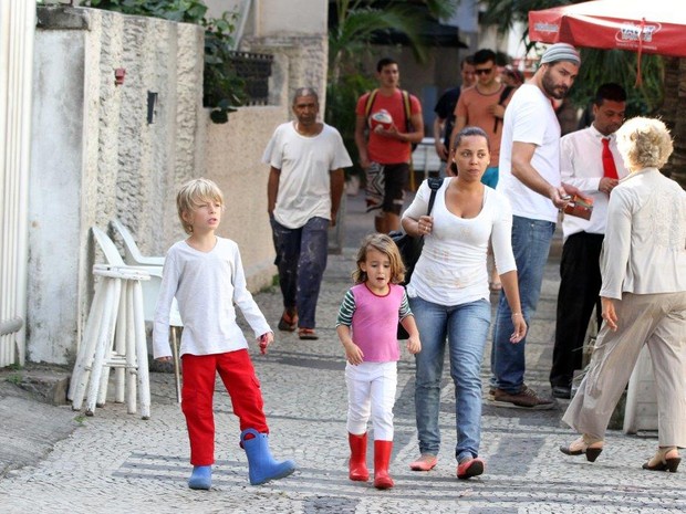 Thiago Lacerda com os filhos (Foto: André Freitas / AgNews)