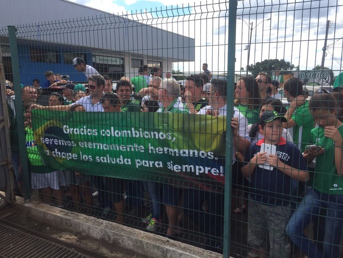 Chapecoense recebe Atlético Nacional em aeroporto (Foto: Janir Júnior)