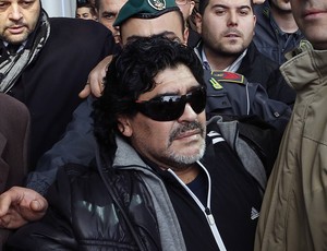 Maradona chega ao aeroporto de Roma (Foto: Agência Reuters)