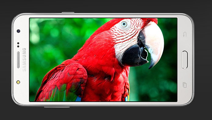 Galaxy J5 é um smartphone intermediário com tela em HD (Foto: Divulgação/Samsung)
